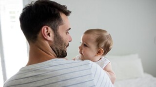 KDH pre otcov po narodení dieťaťa navrhuje týždeň platenej dovolenky navyše